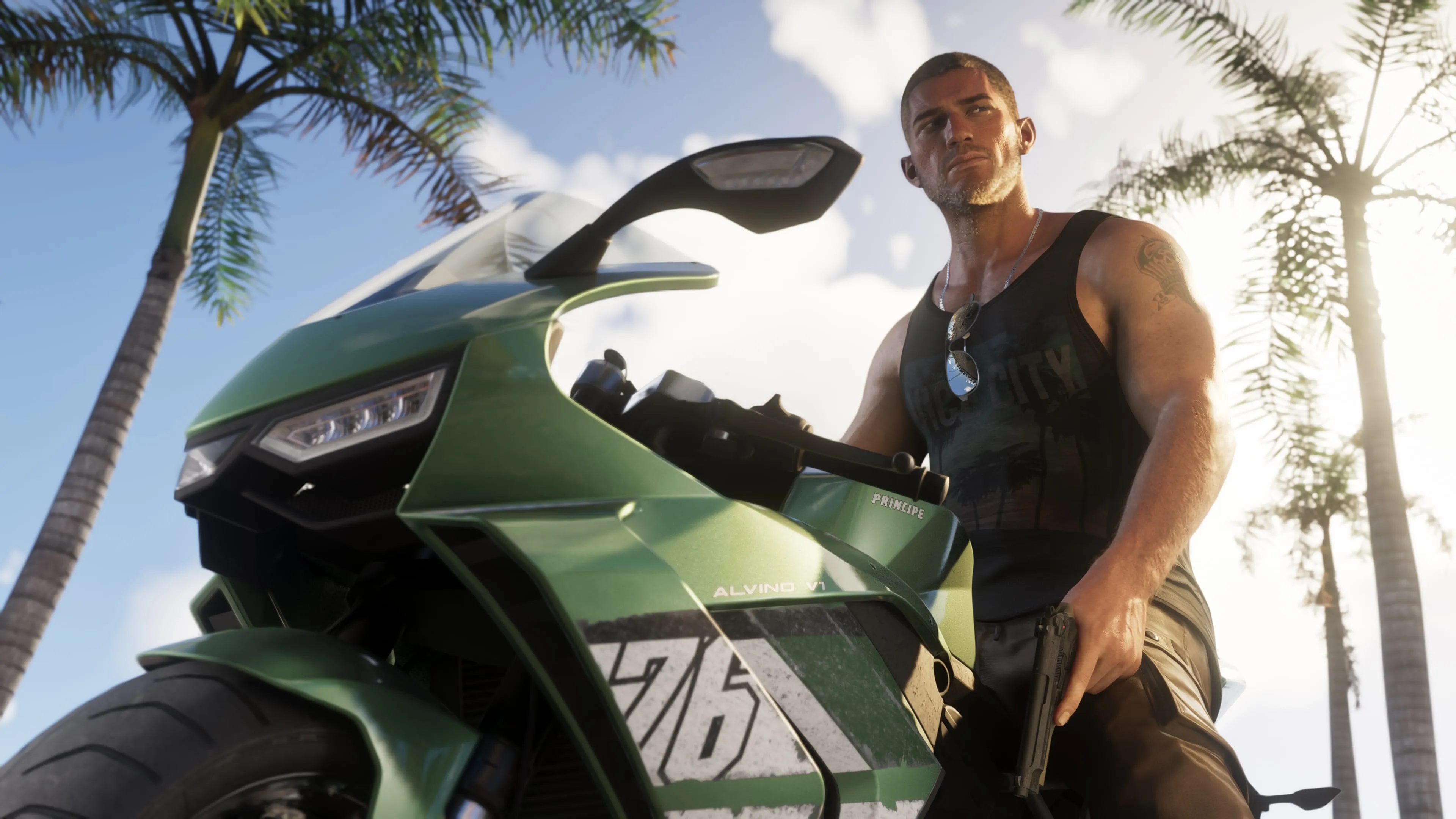 Jason Duval se tient à côté d’une moto verte dans GTA 6.
