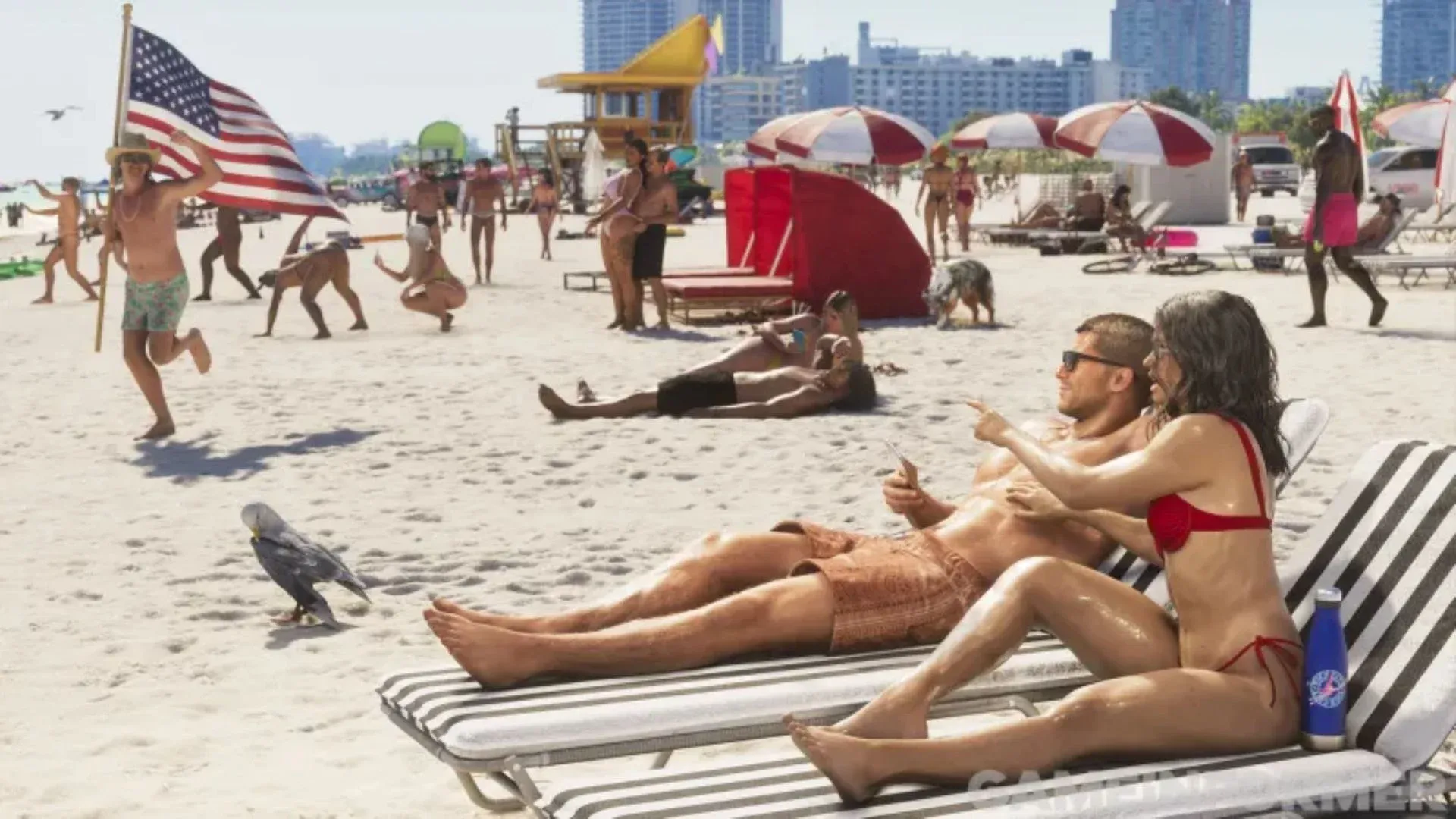 Jason et Lucia allongés sur des transats sur une plage bondée de Vice City, un homme courant avec un drapeau américain en arrière-plan.