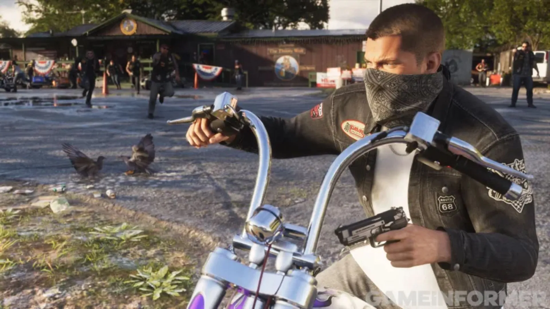 Un motard au visage masqué par un bandana brandit un pistolet depuis son chopper, devant un bar en bois d’où accourent des bikers.