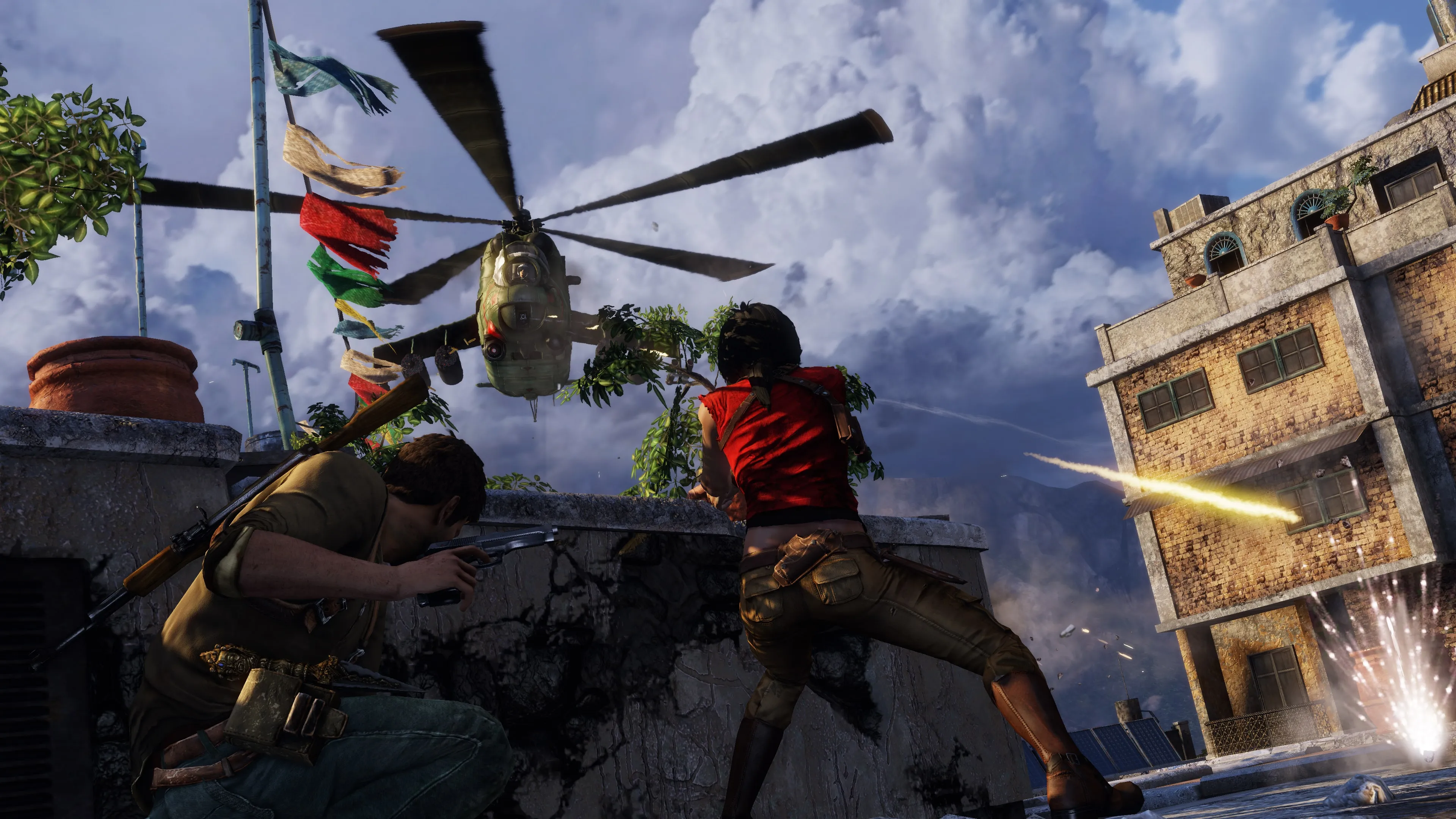 Nathan Drake et Chloe affrontent un hélicoptère depuis un toit dans Uncharted: The Nathan Drake Collection.