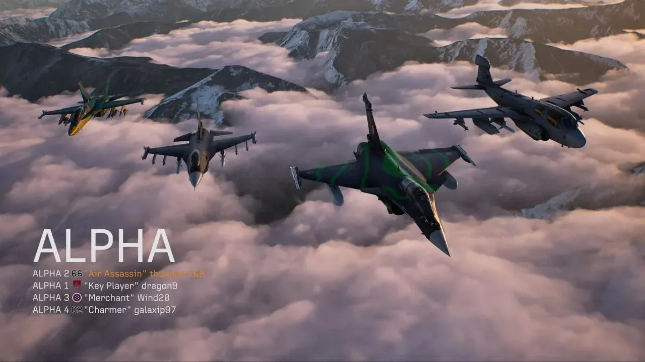 Écran de fin d’une mission Assaut coop : quatre chasseurs de l’escadrille Alpha volent au-dessus d’une mer de nuages et de montagnes.