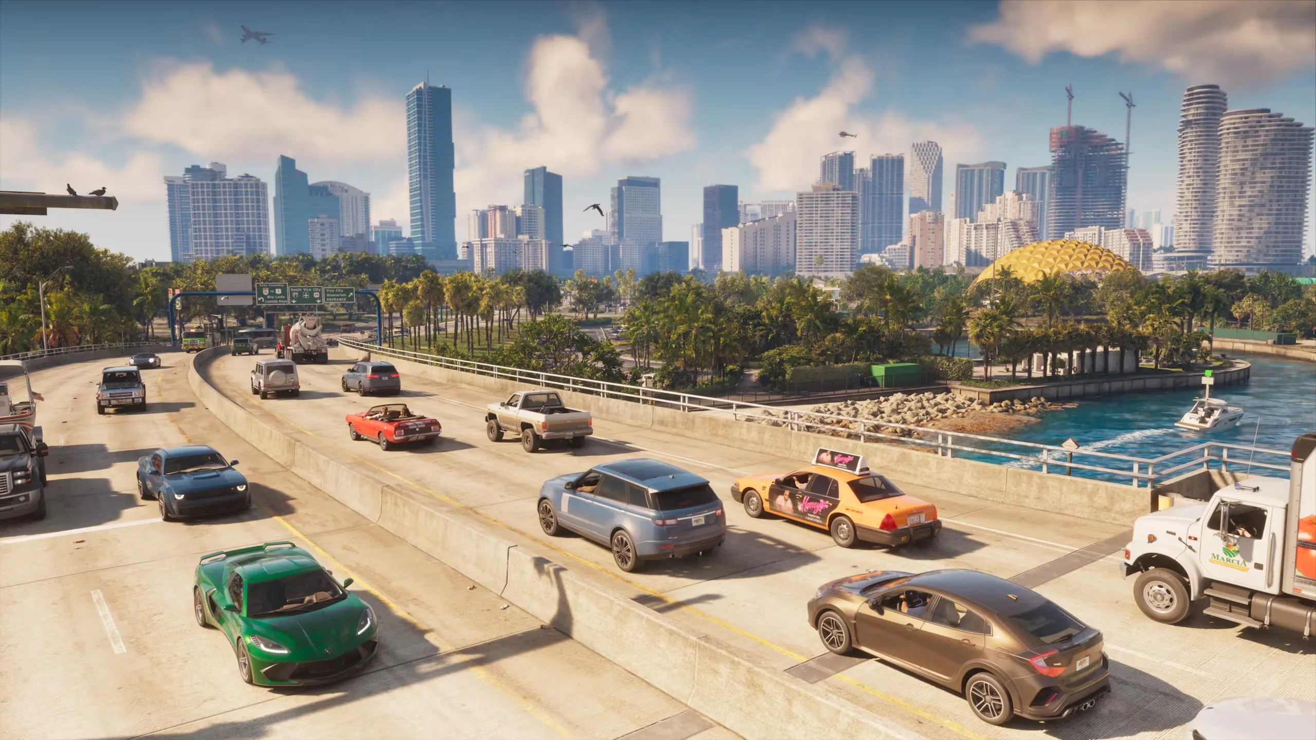 Circulation sur une autoroute de Leonida, avec des voitures, des camions et les gratte-ciel de Vice City en arrière-plan.