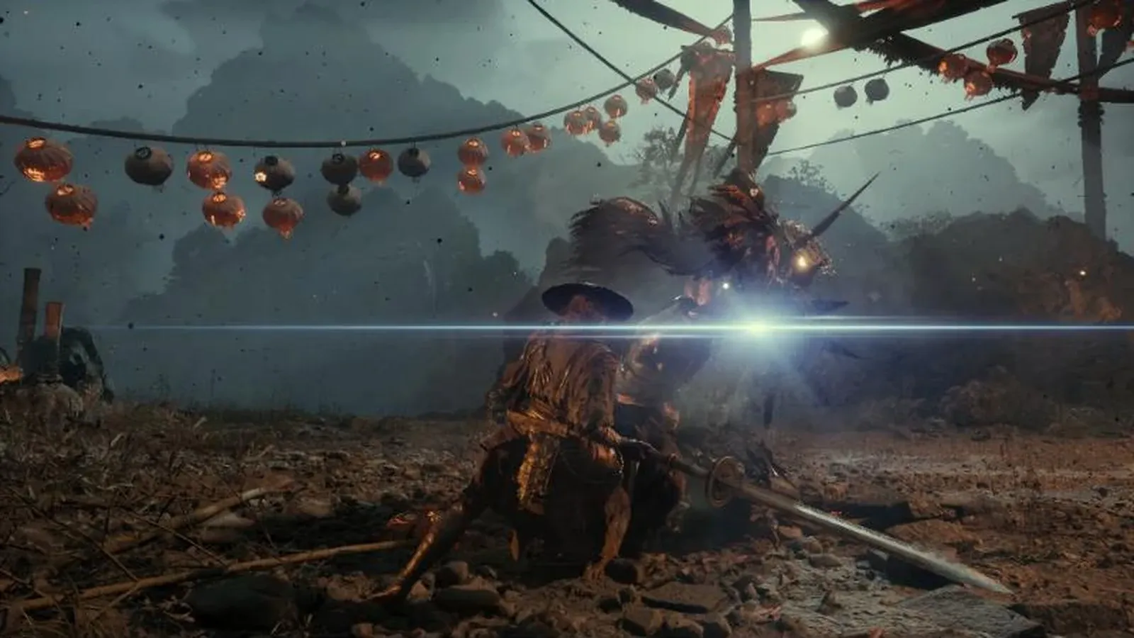 Soul se bat contre un guerrier à plumes sous des lanternes rouges.