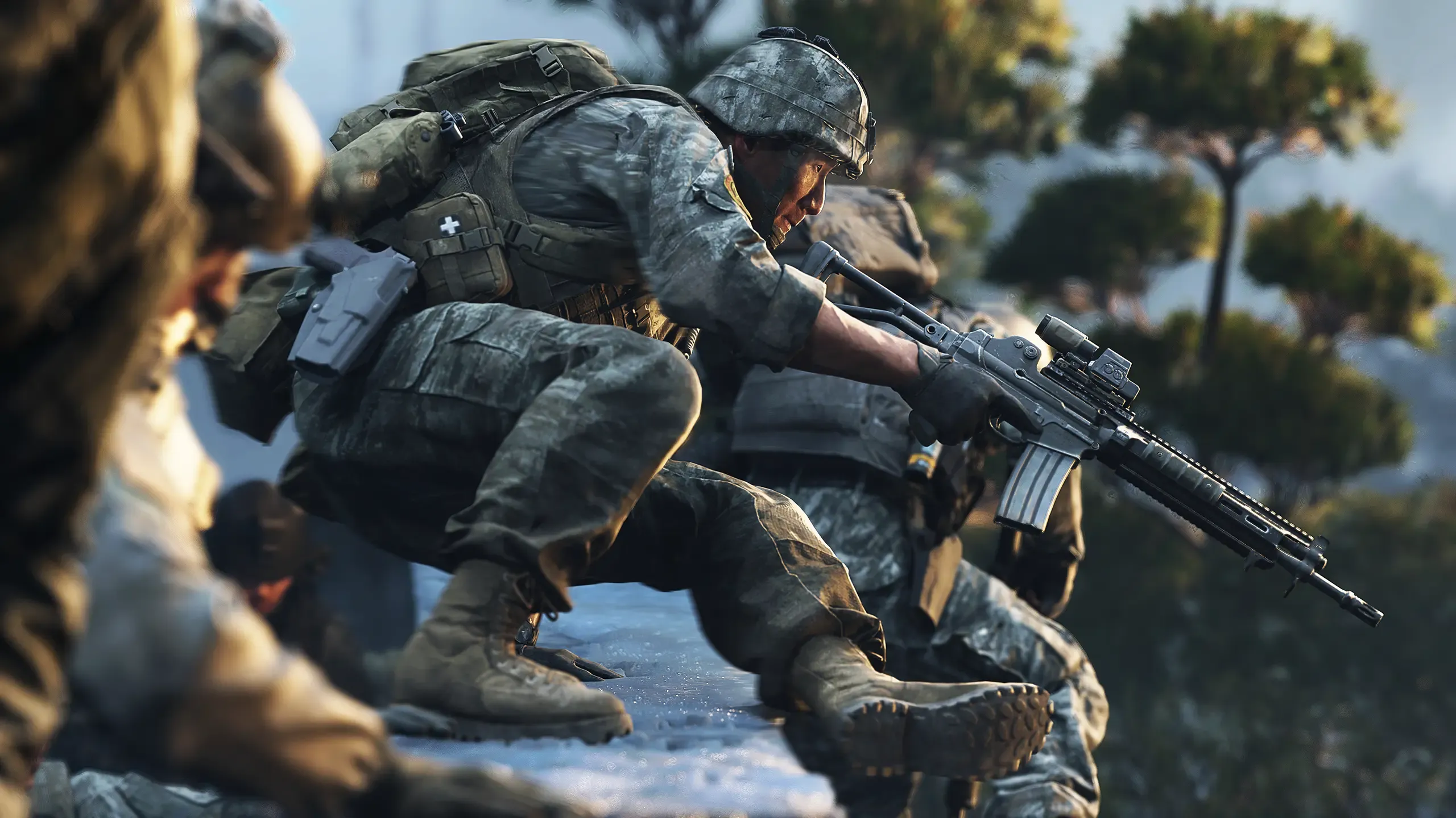 Deux soldats de Call of Duty: Modern Warfare 4 accroupis, fusil en main, dans une rue enneigée bordée d'arbres.