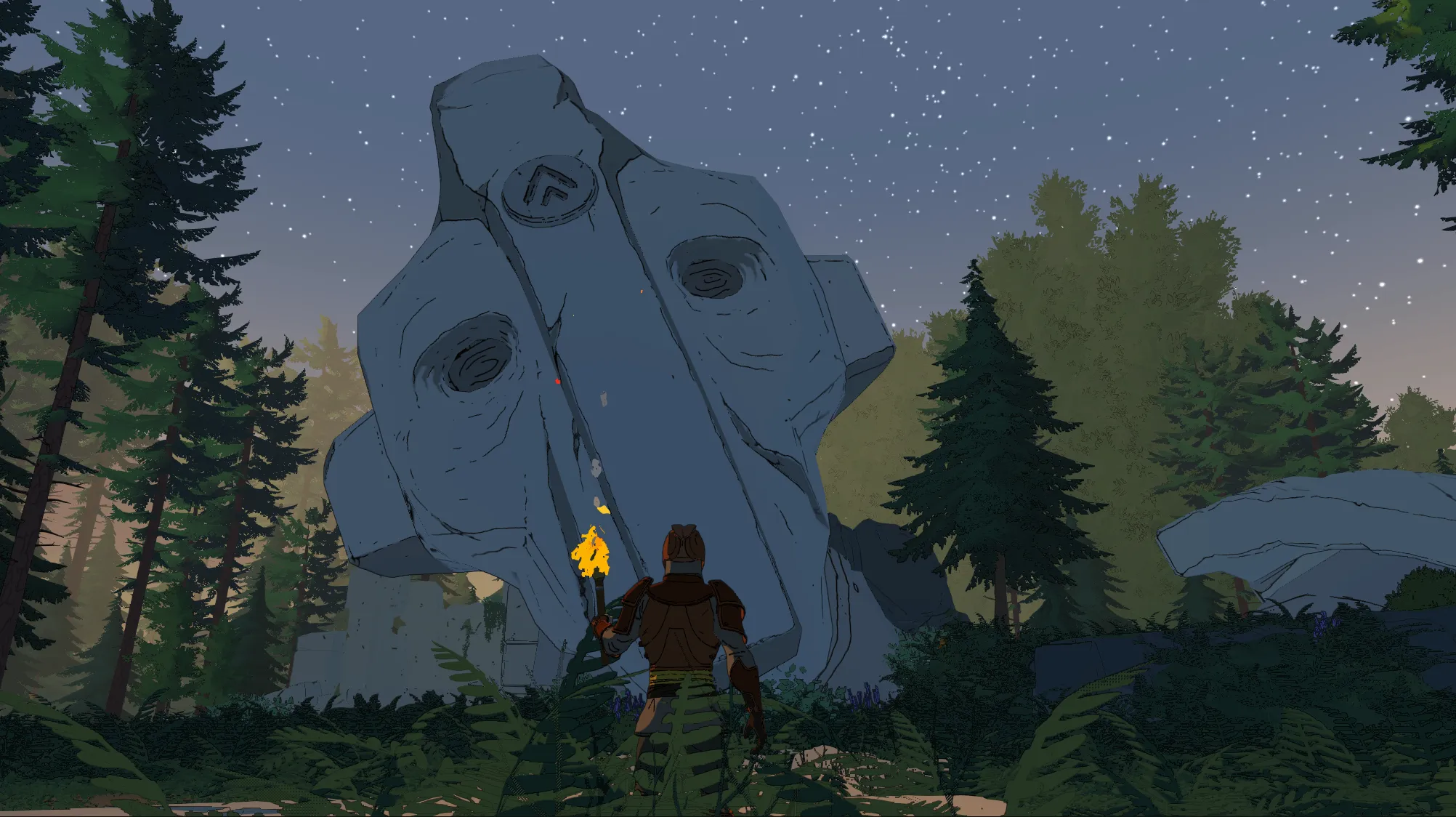 Un personnage tenant une torche observe une immense tête de pierre au milieu d’une forêt sous un ciel étoilé dans Stormforge.