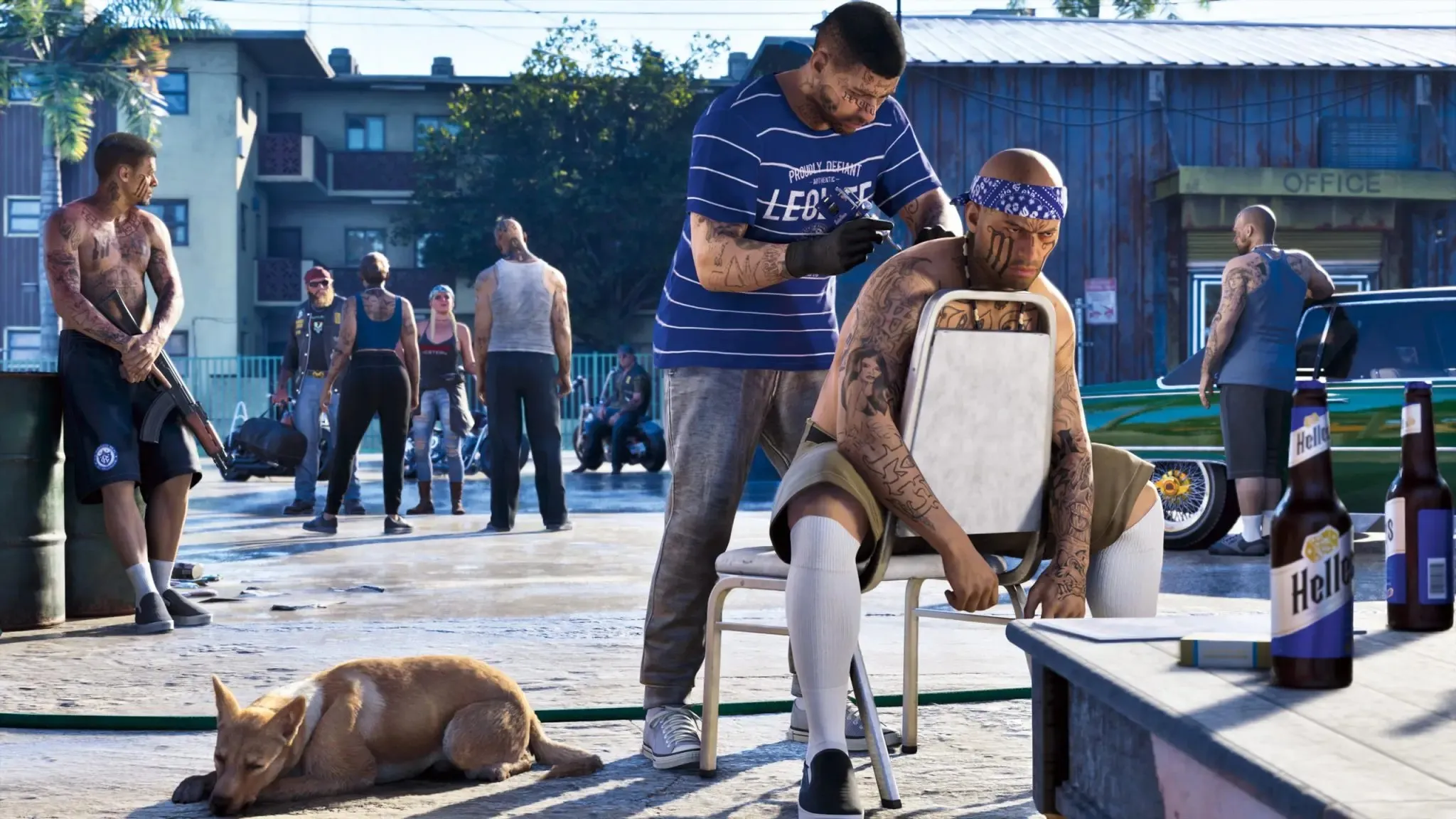 Des personnages tatoués dans une rue de Leonida, avec un chien. Image : Rockstar Games