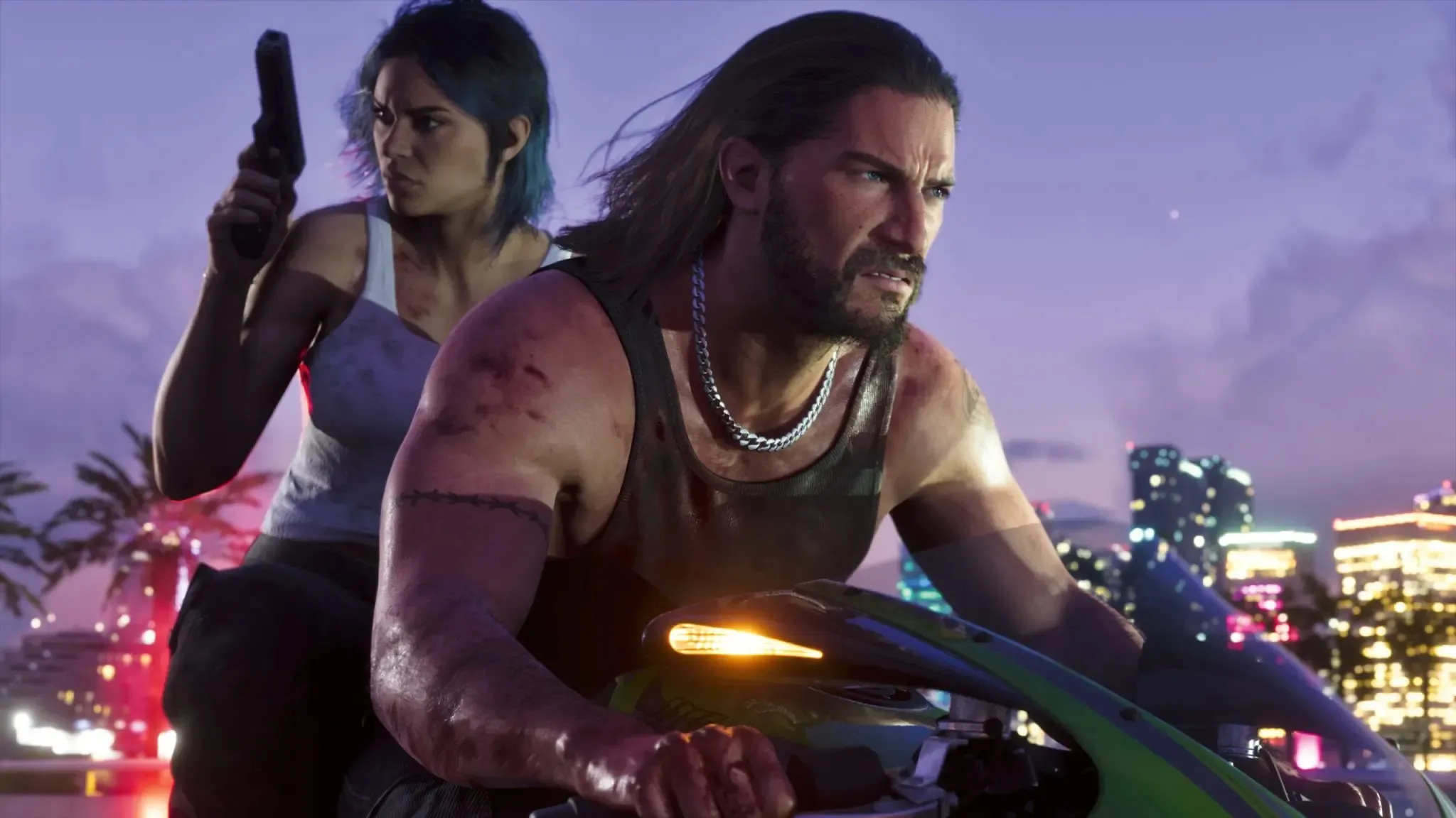 Un motard et sa passagère armée devant la skyline de Vice City. Image : Rockstar Games