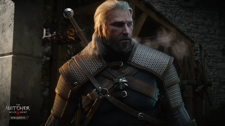 Après : Geralt en gros plan devant la même forge dans The Witcher 3 Remastered, avec une lumière plus chaude et contrastée, une cotte de mailles et une barbe plus détaillées, et de la vapeur visible en arrière-plan.