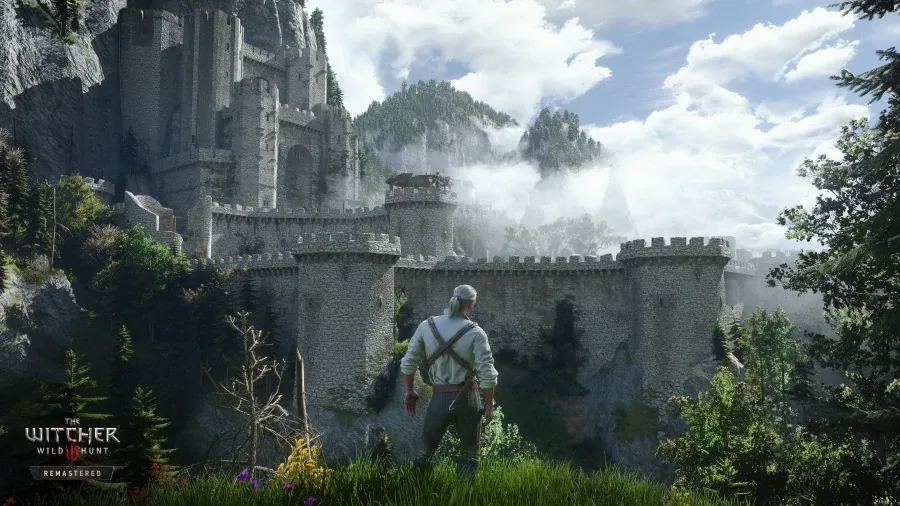 Après : la même vue dans The Witcher 3 Remastered, avec une lumière plus douce et naturelle, davantage de brume autour des sommets et des remparts plus détaillés.