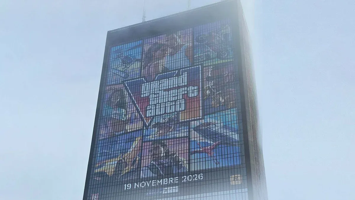 Publicité géante de GTA VI recouvrant la façade vitrée d’une tour des Mercuriales à Bagnolet, avec le logo du jeu et la date du 19 novembre 2026.