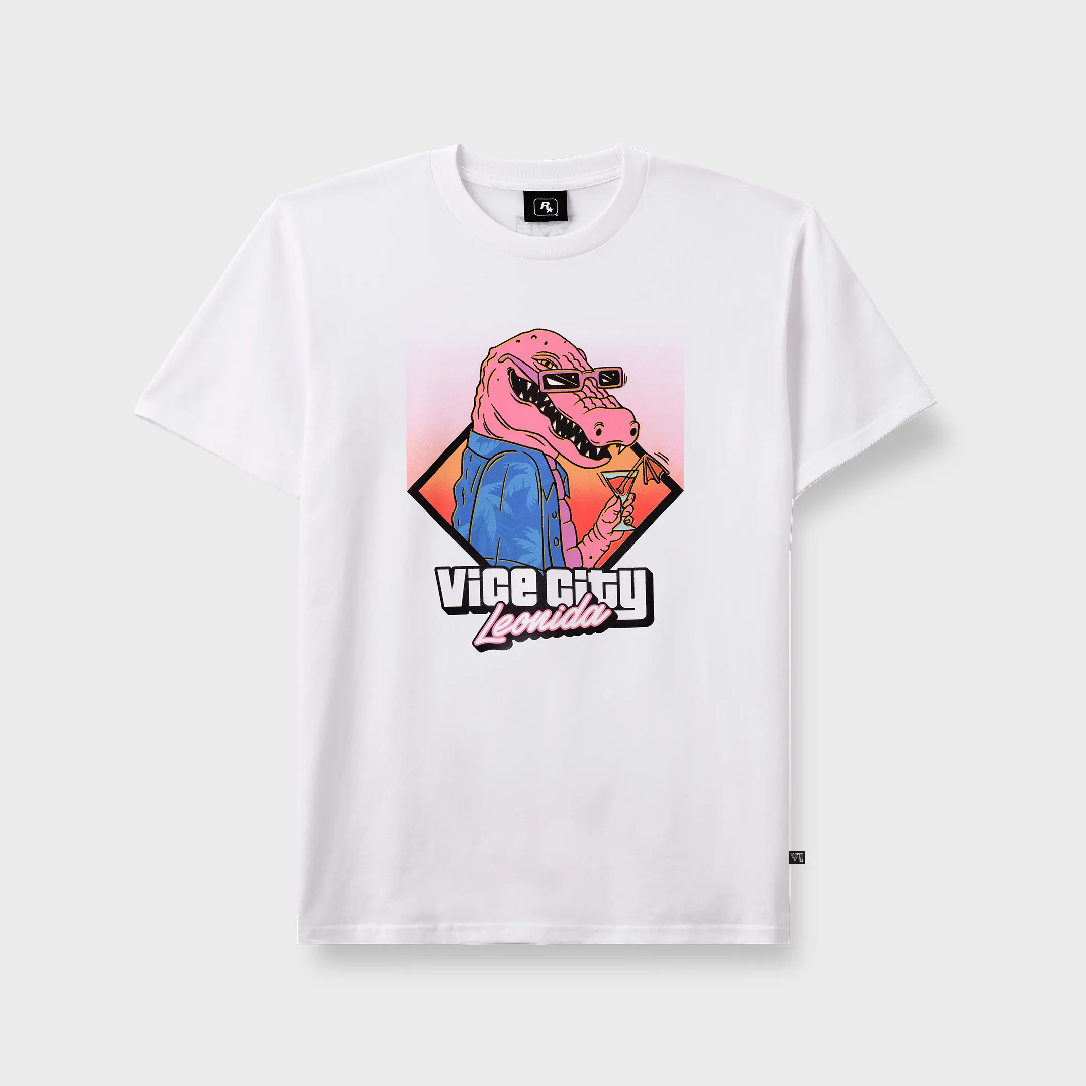 Un t-shirt blanc représente Macca, un alligator rose portant des lunettes de soleil et tenant un cocktail, avec l’inscription Vice City Leonida.