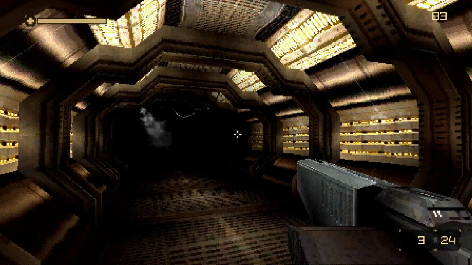 Un couloir sombre de vaisseau spatial aux graphismes rétro façon PS1, un fusil en main, dans Derelikt.