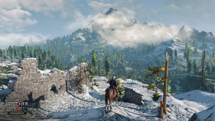 Après : la même vue dans The Witcher 3 Remastered, avec une lumière plus chaude, une forêt de sapins plus dense dans la vallée et des nuages plus volumineux autour du sommet.