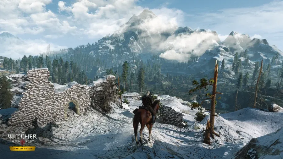 Avant : Geralt sur Ablette observe des montagnes enneigées depuis des ruines de pierre dans The Witcher 3 Complete Edition, sous une lumière froide et contrastée.