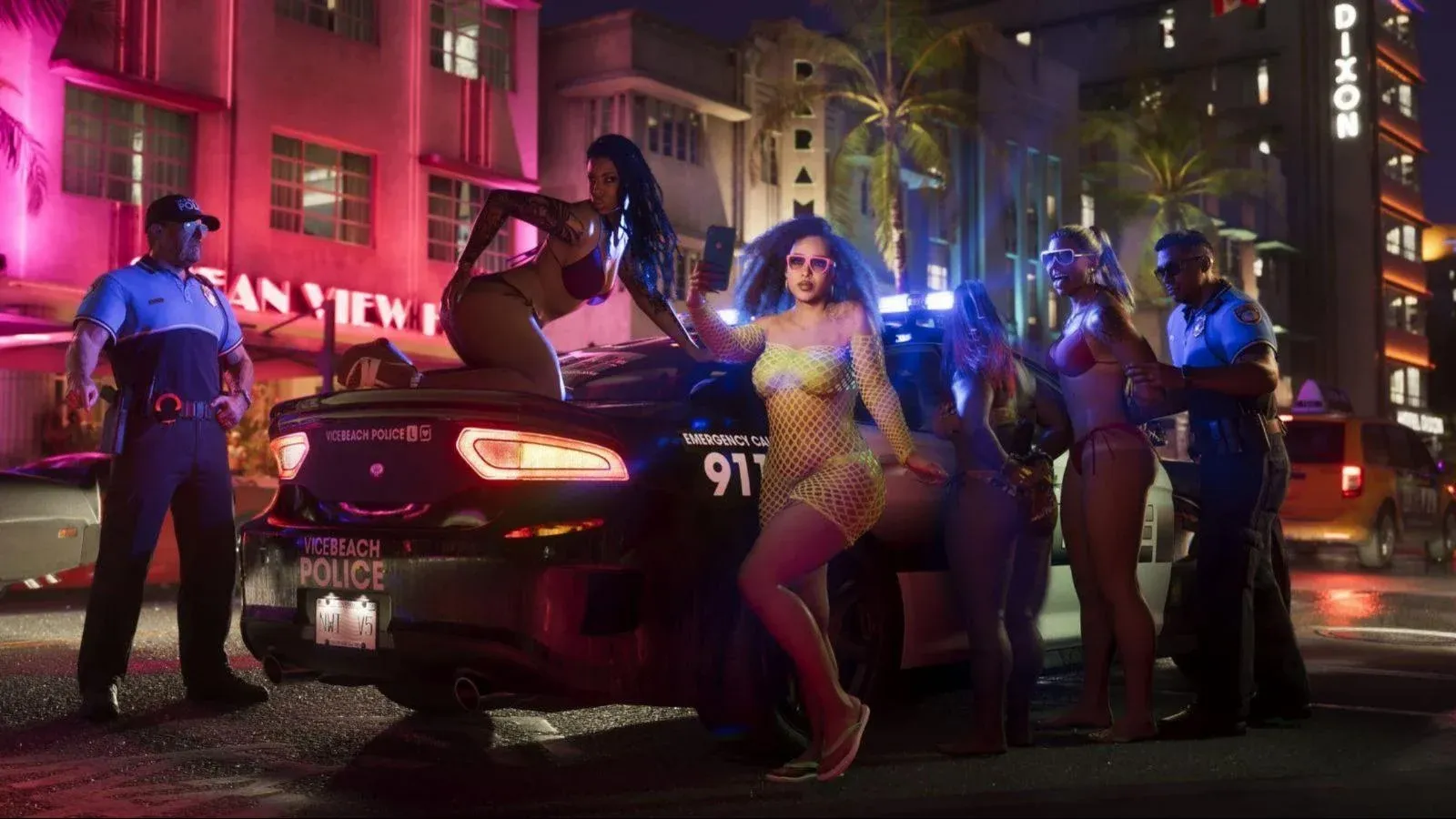 De nuit à Vice Beach, des policiers et des passants autour d’une voiture de police devant des néons roses.