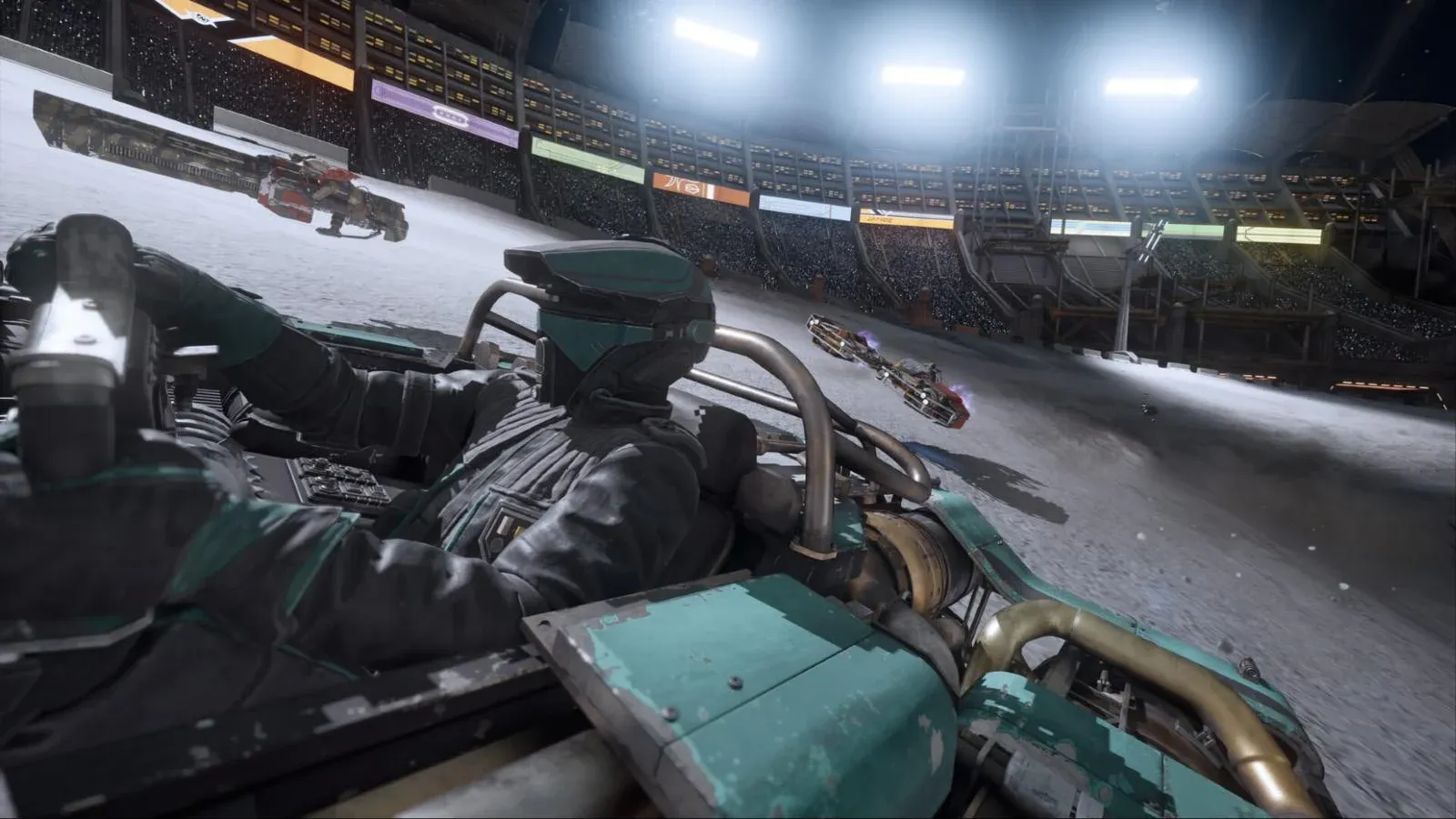 Vue depuis le cockpit d’un véhicule sur une piste enneigée, dans un stade éclairé et rempli de spectateurs, avec un rival devant.