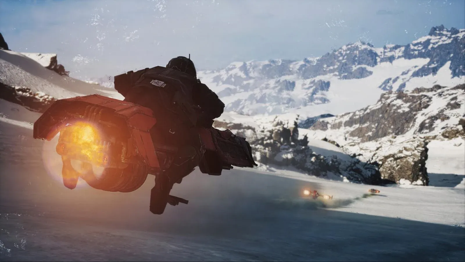 Un pilote vu de dos sur une speeder bike à l’échappement incandescent, dans un décor de montagnes enneigées.
