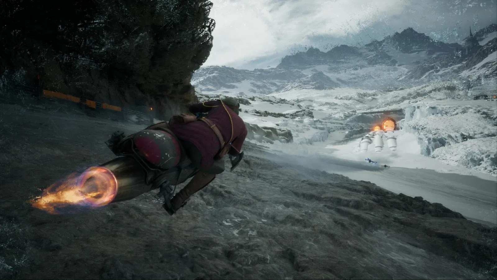 Un pilote sur une speeder bike à l’échappement incandescent dévale une piste rocheuse dans un paysage de montagnes enneigées.