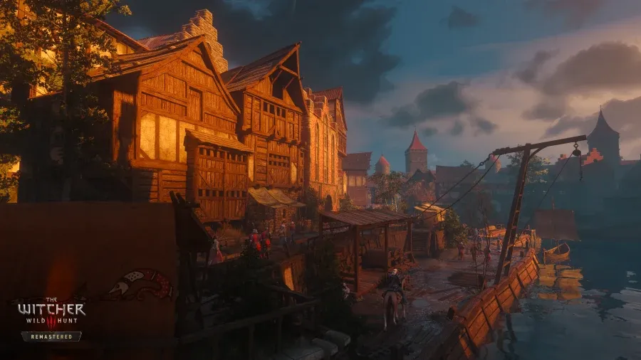 Après : la même scène dans The Witcher 3 Remastered, avec le soleil couchant qui éclaire les façades d’une lumière dorée, des pavés mouillés qui reflètent la lumière et plus de passants sur les quais.