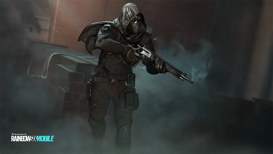 Deimos, encapuchonné et masqué, tient une arme dans une rue enfumée de Rainbow Six Mobile.