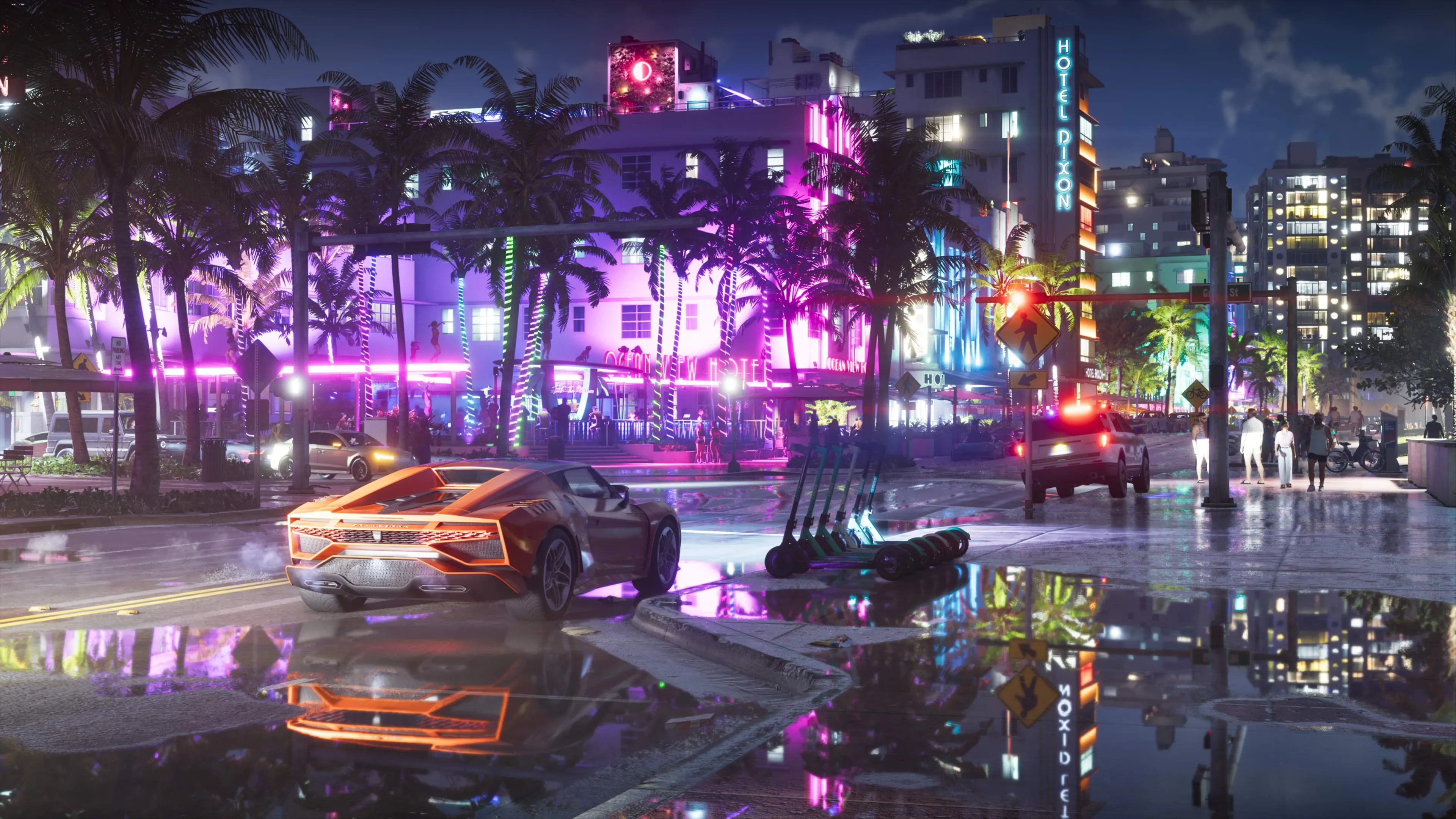 Rue nocturne de Vice City devant l’Ocean View Hotel et l’Hotel Dixon, avec une voiture orange et des néons reflétés dans les flaques.