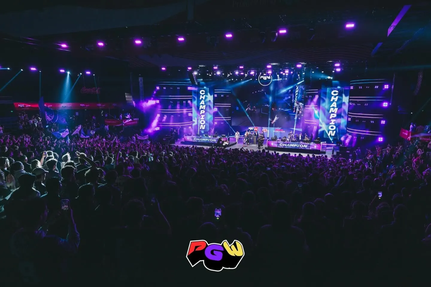 Public réuni devant une scène de la Paris Games Week 2025, éclairée en bleu et violet, avec le mot Champion sur les écrans.