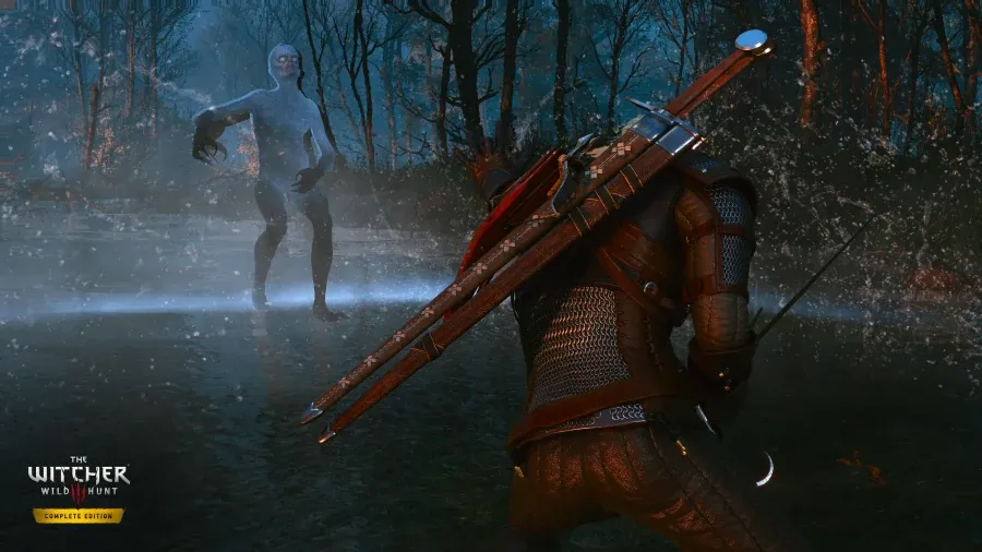 Avant : Geralt, vu de dos, affronte une créature livide dans un marais de nuit dans The Witcher 3 Complete Edition, au milieu des éclaboussures.